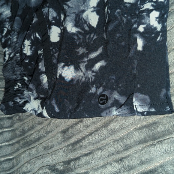 Lululemon Cuffed shorts with pleats. - Picture 6 of 6